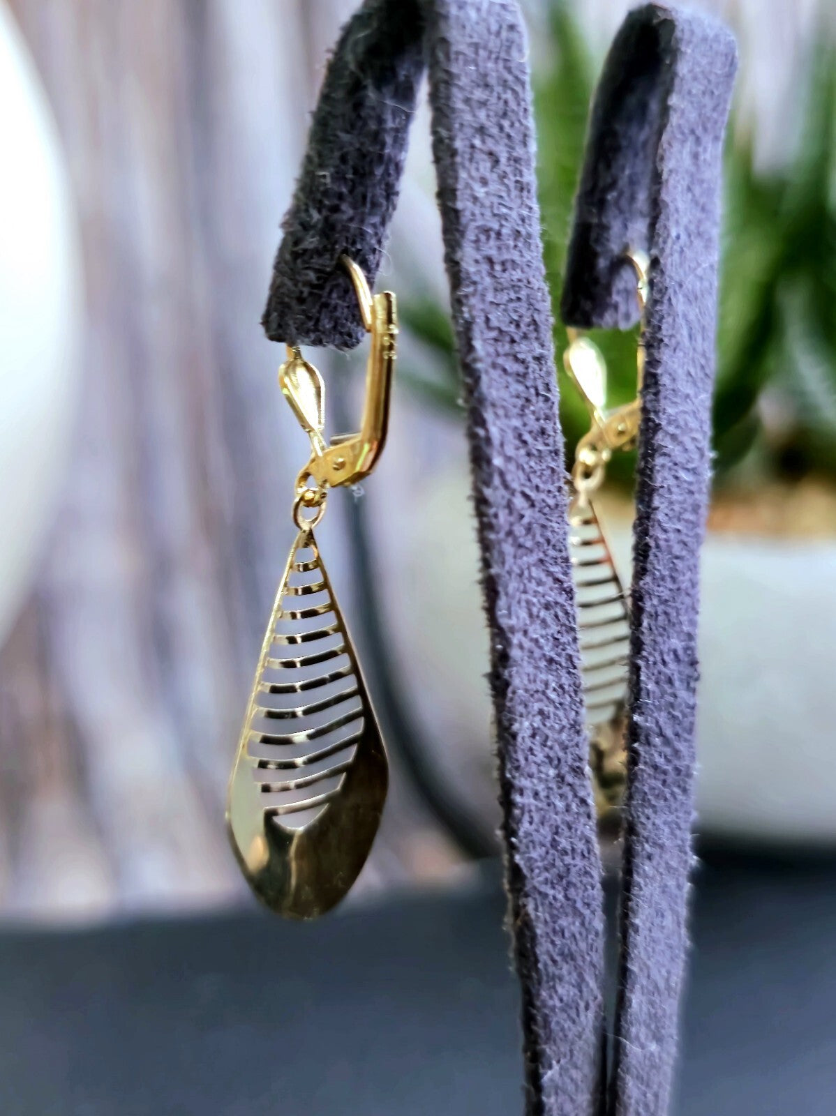 New 9ct Yellow GoldSolid Drop Dangly Earrings Lever back Hallmarked Leaf Pattern