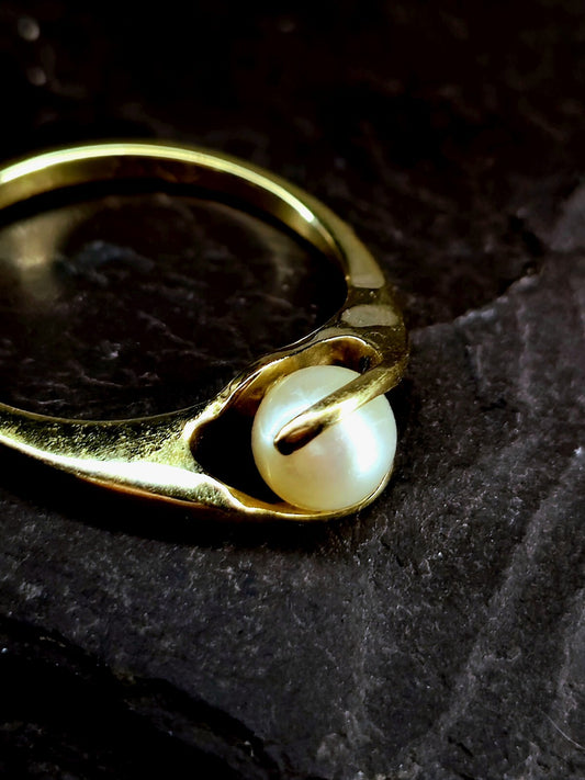 9ct Yellow Gold 6mm Natural Cultured Pearl Ring Twisted Design Setting size N+