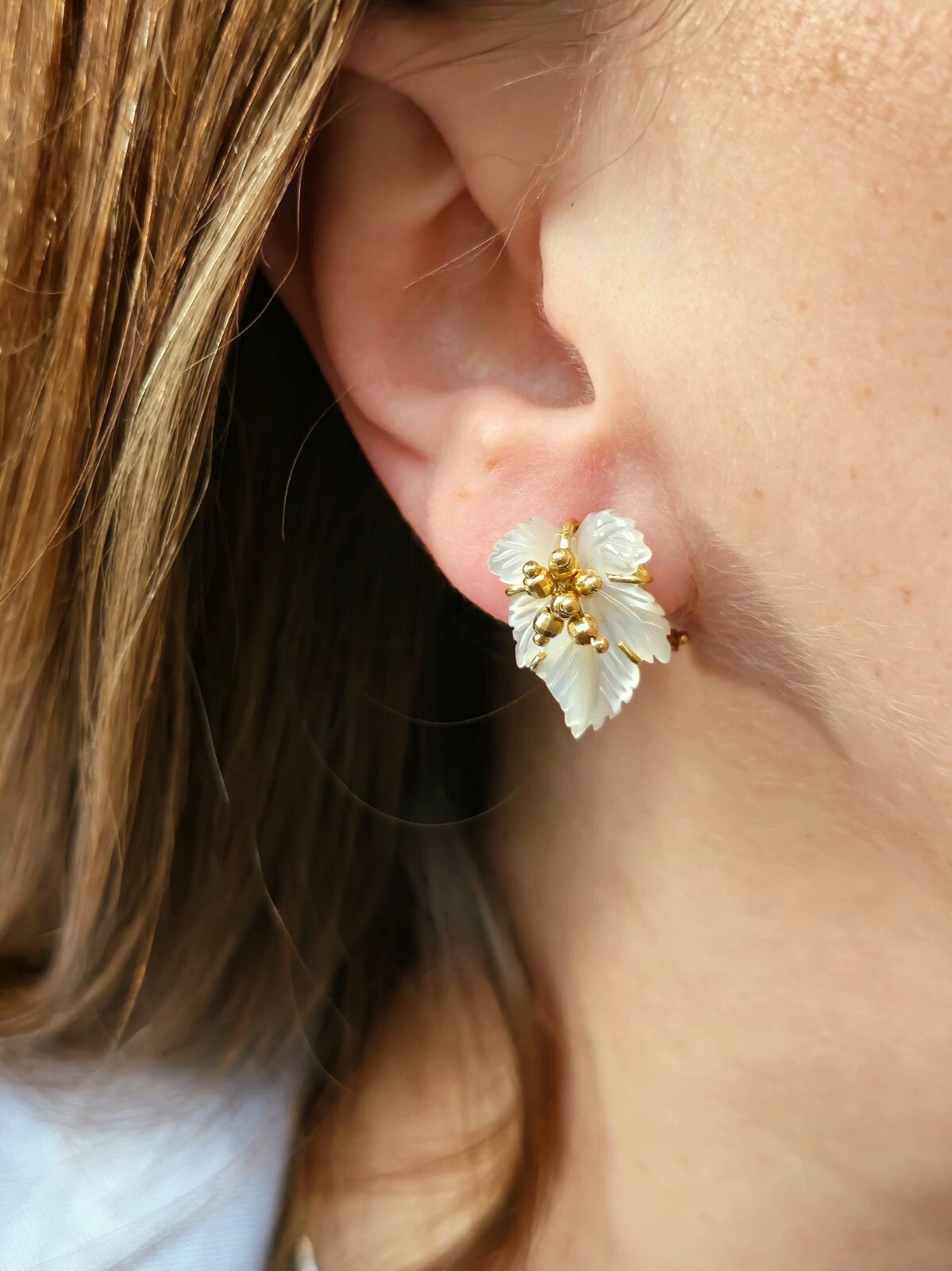 Elegant 18K Yellow Gold Mother Of Pearl Leaf Earrings Studs Omega Clasp Fancy