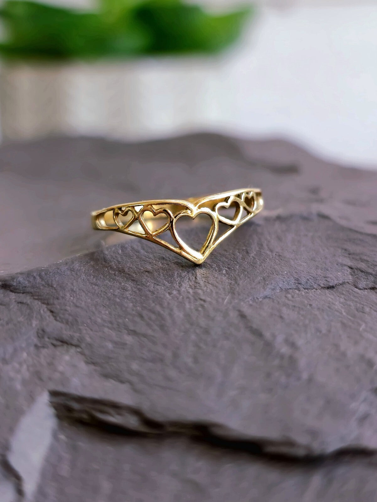 Cute 9ct Yellow Gold Ring With Hearts V Shape Size N Hallmarked