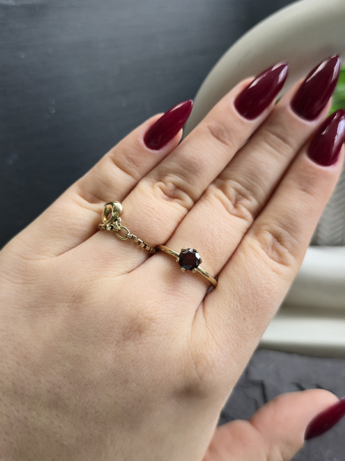 Cute Solid 9ct Yellow Gold Garnet Solitaire Ring 6 Claw Set size Q Hallmarked