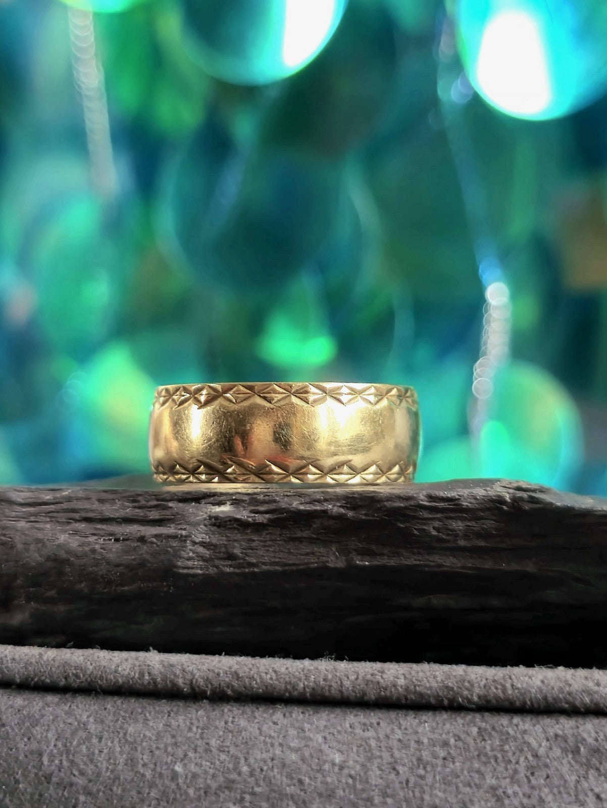 Solid 9ct Yellow Gold Wedding Band Ring with Pattern 7mm wide size: N 4grams