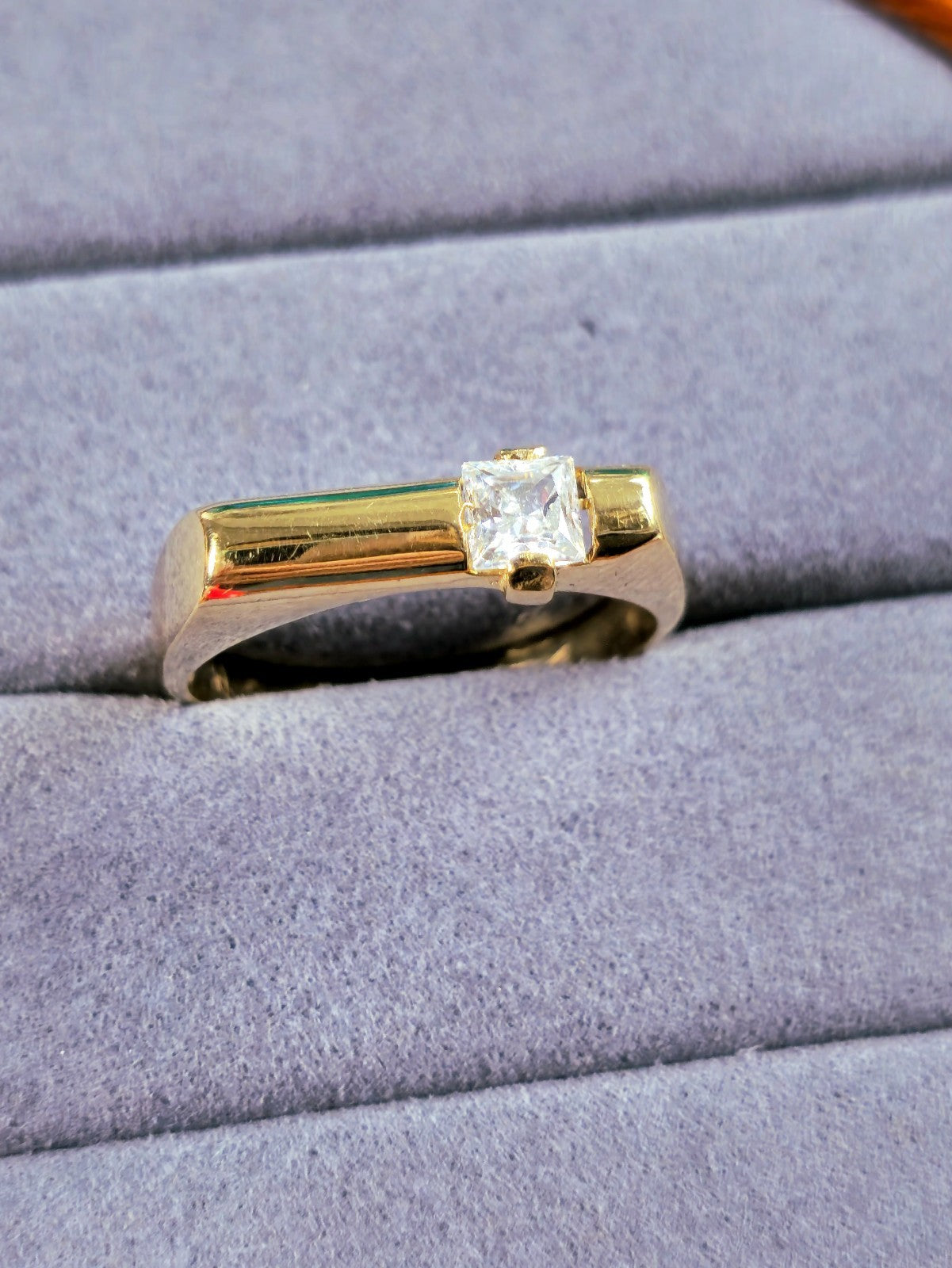 585 Solid 14ct Yellow Gold Signet Ring Size: P Square with Cubic Zirconia 3g