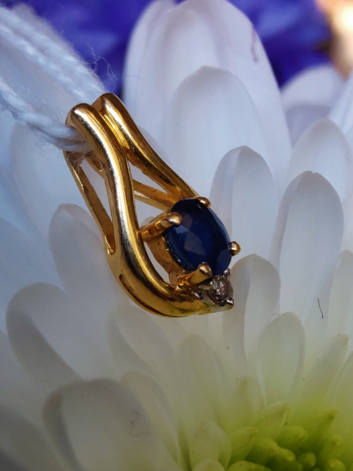 Lovely 18CT GOLD SAPPHIRE AND DIAMOND PENDANT HALLMARKED