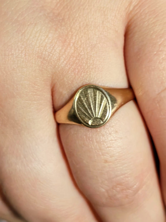 Vintage Solid 9ct Yellow Gold Oval Signet Ring size: P+ Sunburst Pattern 2.3g