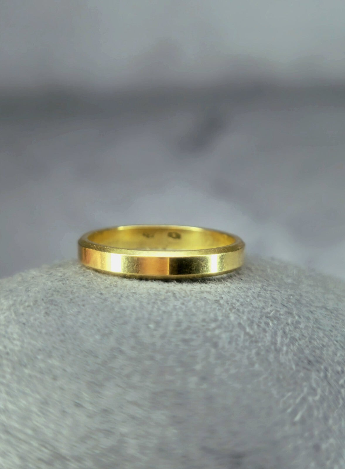 14ct Yellow gold 2.5mm Flat-flat Chamfered Edges Matt Wedding Ring M+ Band