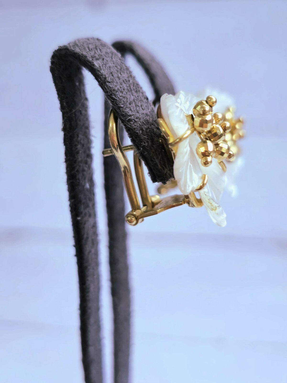 Elegant 18K Yellow Gold Mother Of Pearl Leaf Earrings Studs Omega Clasp Fancy