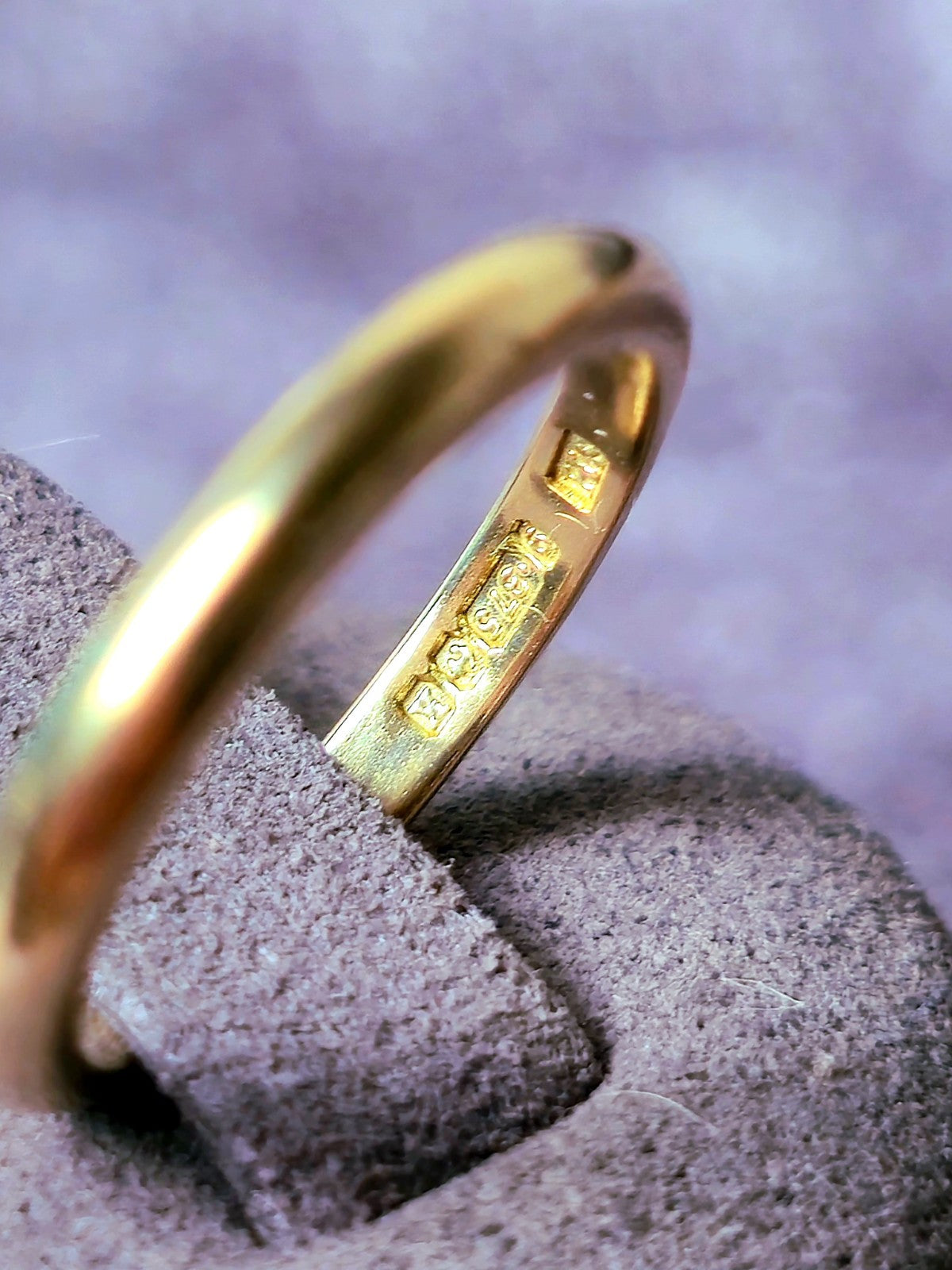 Solid 9ct yellow gold wedding band size J fully hallmarked, 2.5mm wide