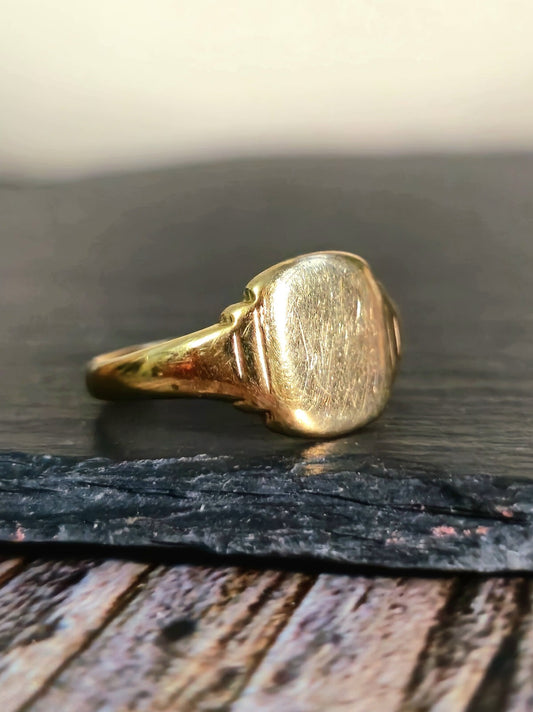 Vintage 9ct Yellow Gold Signet Ring size: M+ Square 2.20grams