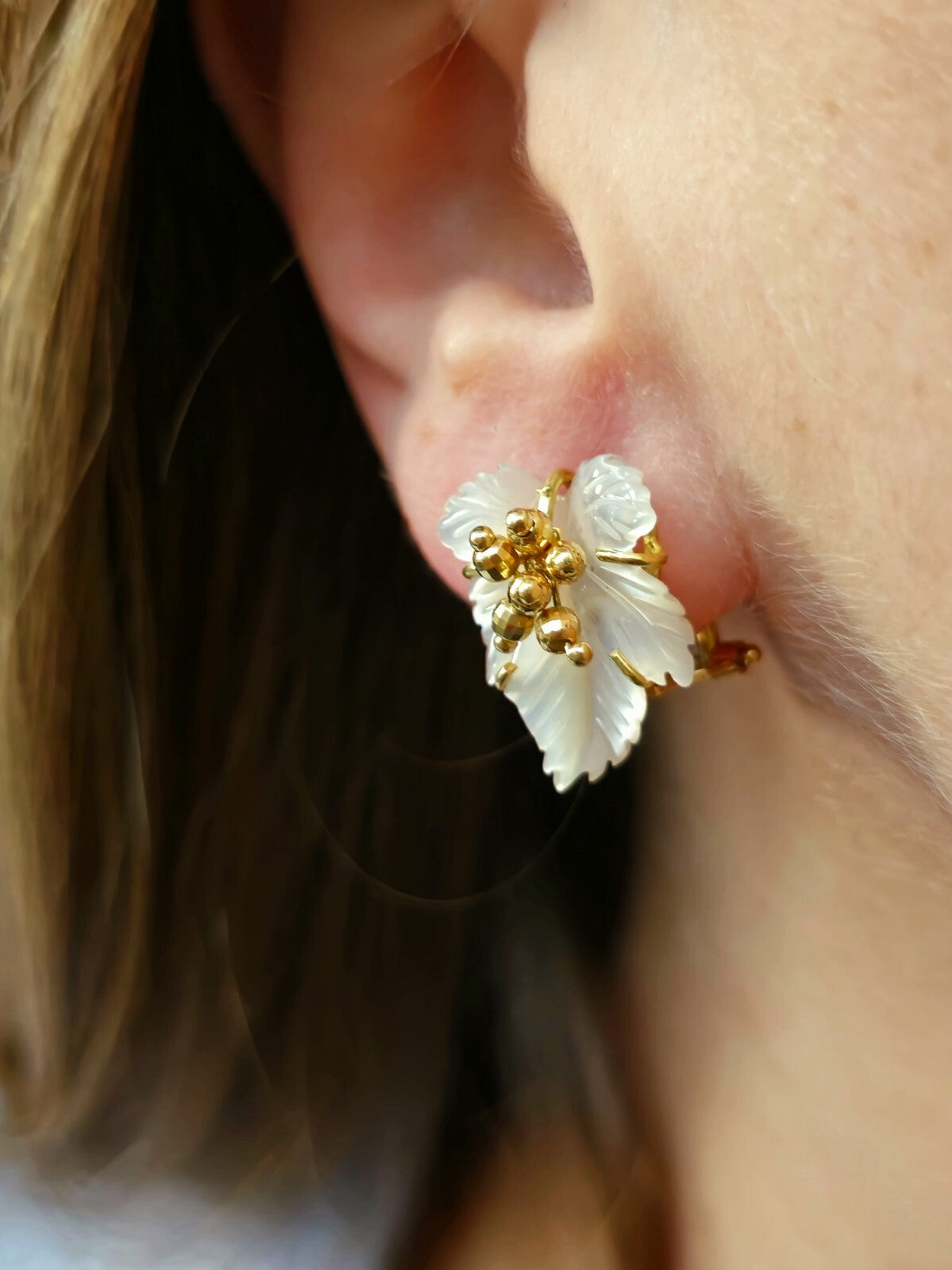 Elegant 18K Yellow Gold Mother Of Pearl Leaf Earrings Studs Omega Clasp Fancy