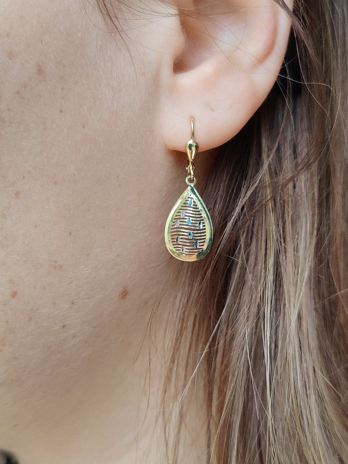 9ct Yellow Gold Drop Dangling Earrings Leverback Hallmarked Pear Shape Lovely