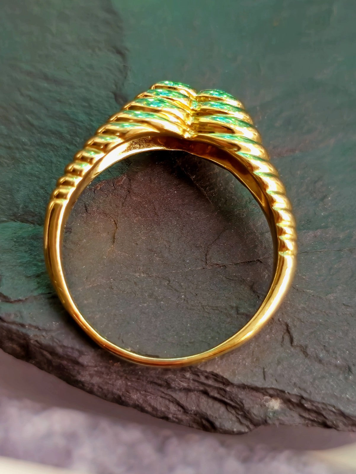 Stunning 18ct Yellow Gold Heart shape with 0.10ct of Diamonds Ring size N+