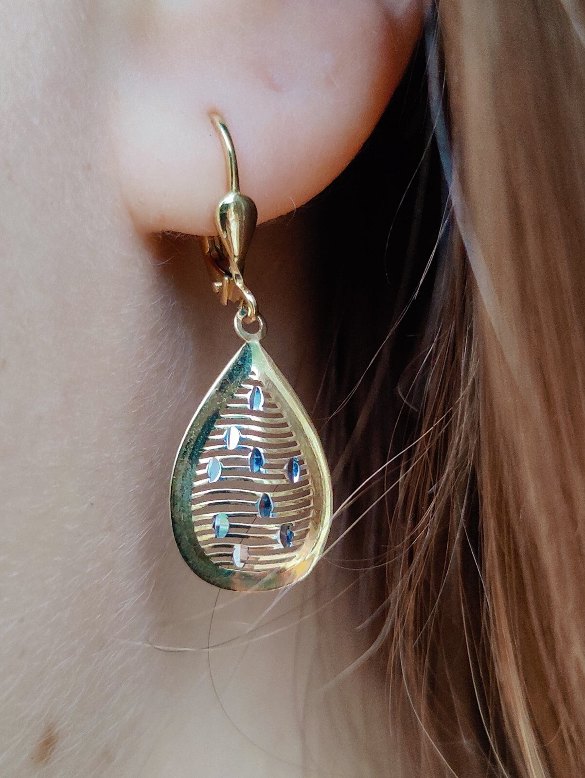 9ct Yellow Gold Drop Dangling Earrings Leverback Hallmarked Pear Shape Lovely