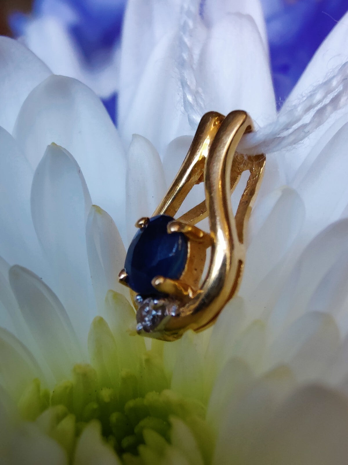Lovely 18CT GOLD SAPPHIRE AND DIAMOND PENDANT HALLMARKED