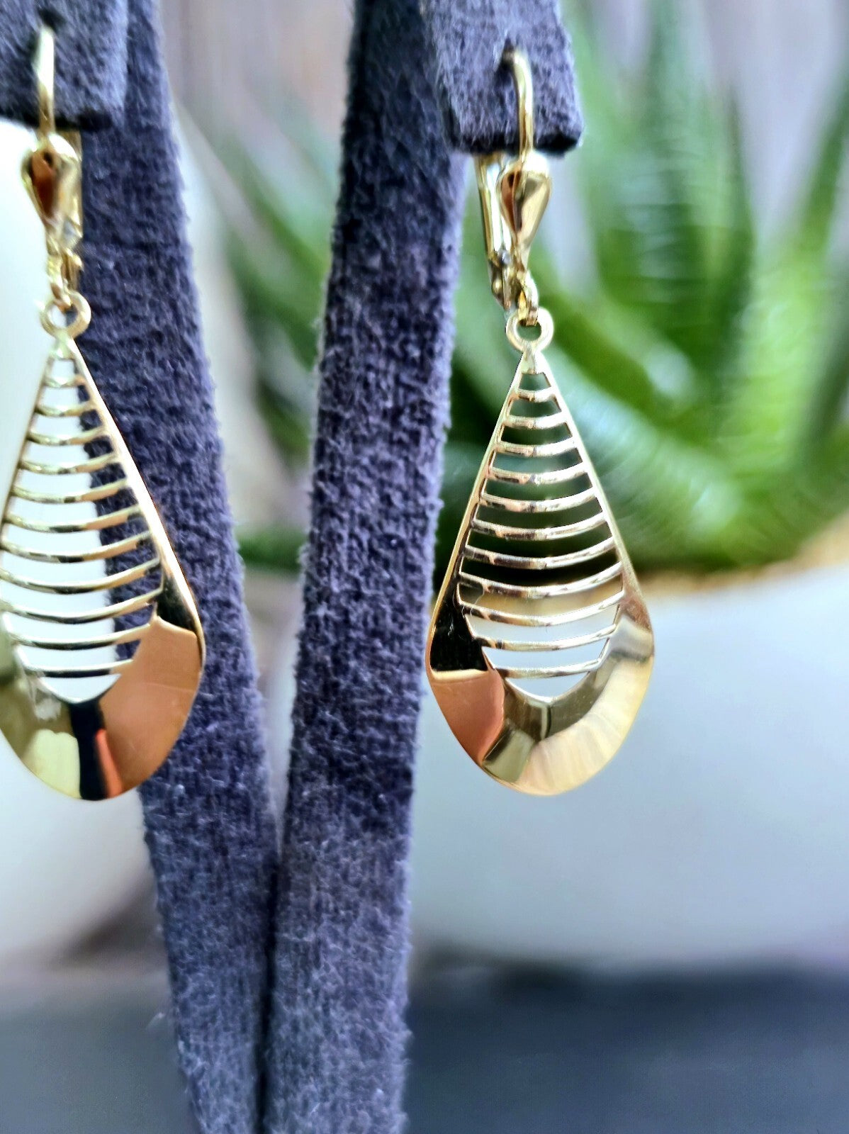 New 9ct Yellow GoldSolid Drop Dangly Earrings Lever back Hallmarked Leaf Pattern