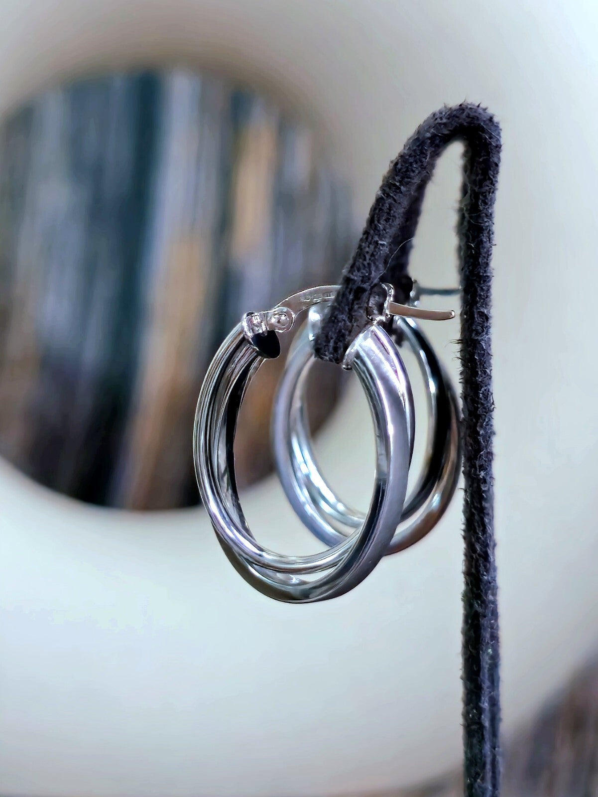 9ct Solid White Gold Crossed Hoop Earrings 26mm Twist Hoops Matt/Shiny Hinge