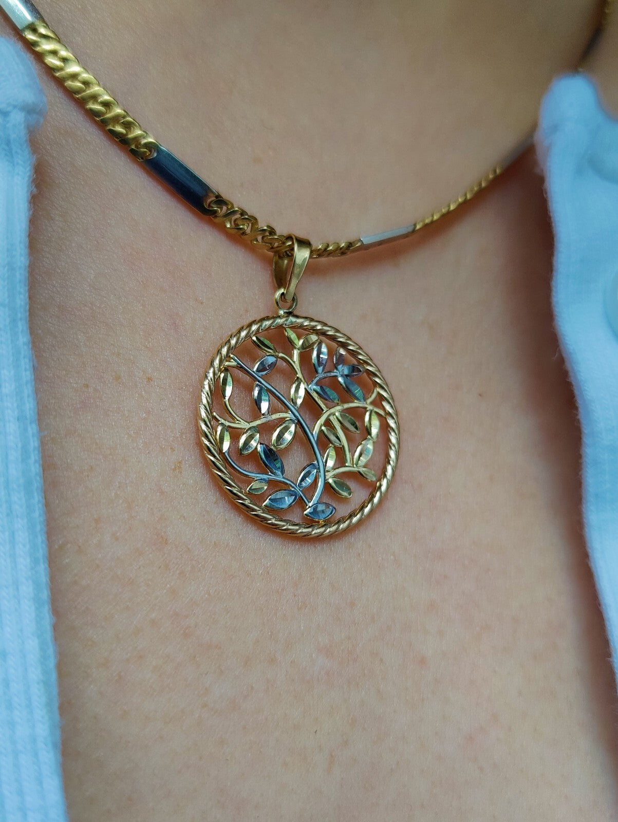 Beautiful Solid Gold 9 Carat Yellow & White Leaf Diamond Cut Pattern Pendant