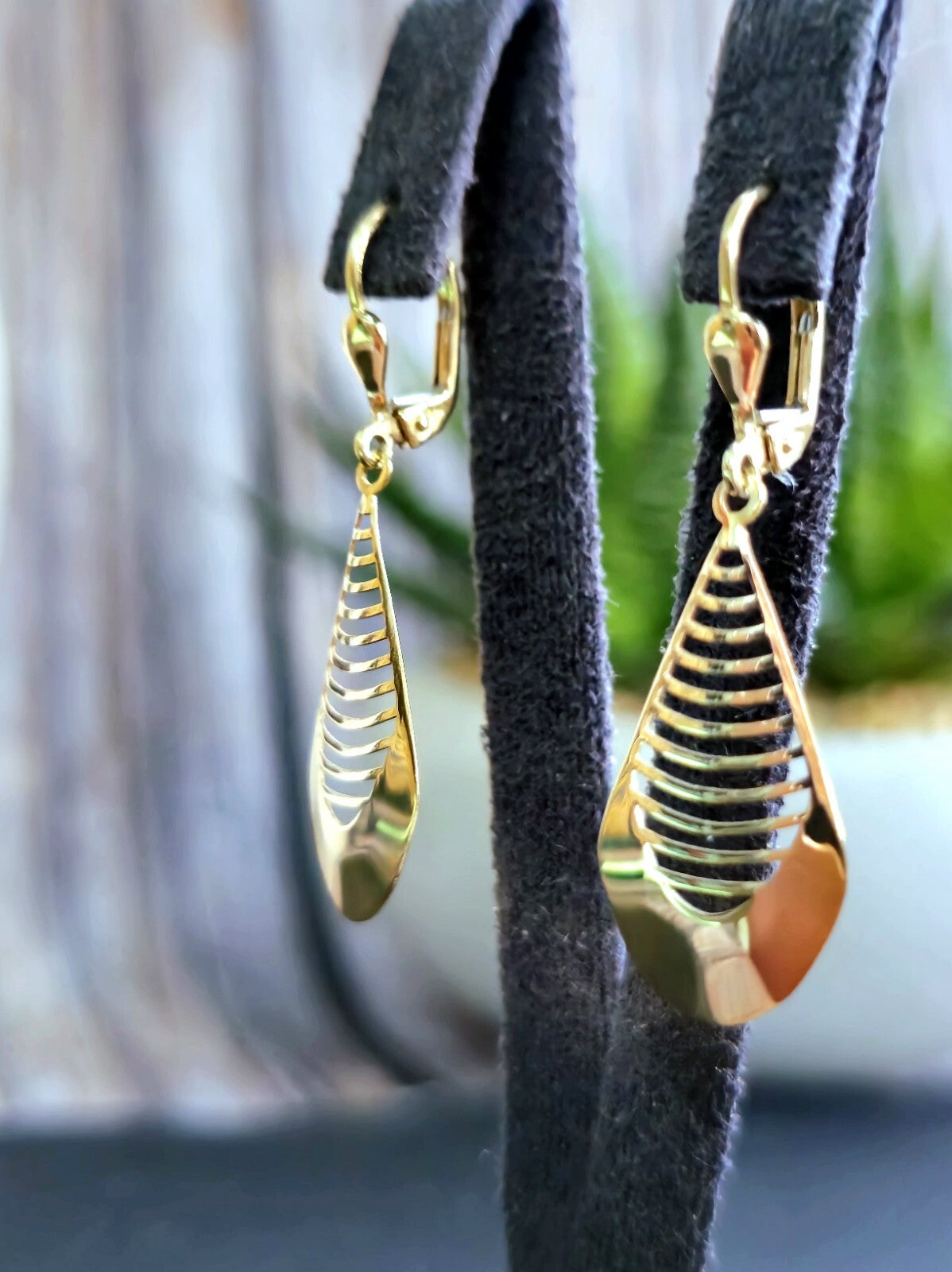 New 9ct Yellow GoldSolid Drop Dangly Earrings Lever back Hallmarked Leaf Pattern
