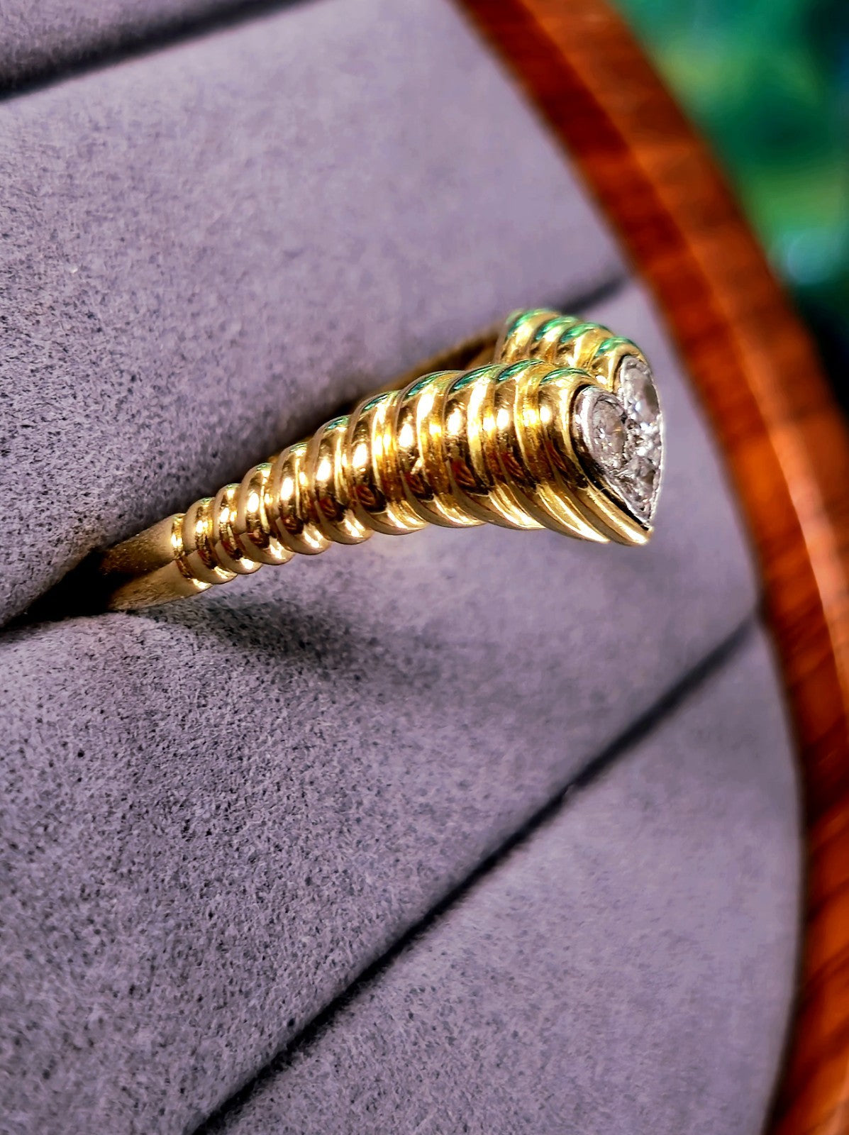 Stunning 18ct Yellow Gold Heart shape with 0.10ct of Diamonds Ring size N+