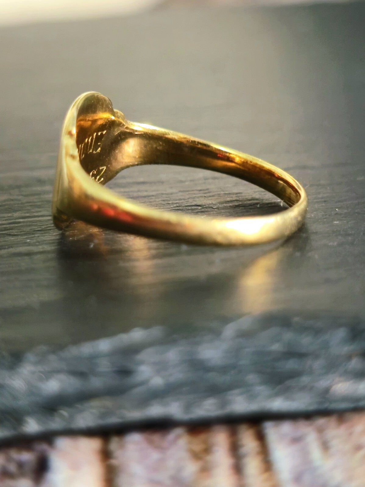 Vintage 9ct Yellow Gold Signet Ring size: M+ Square 2.20grams