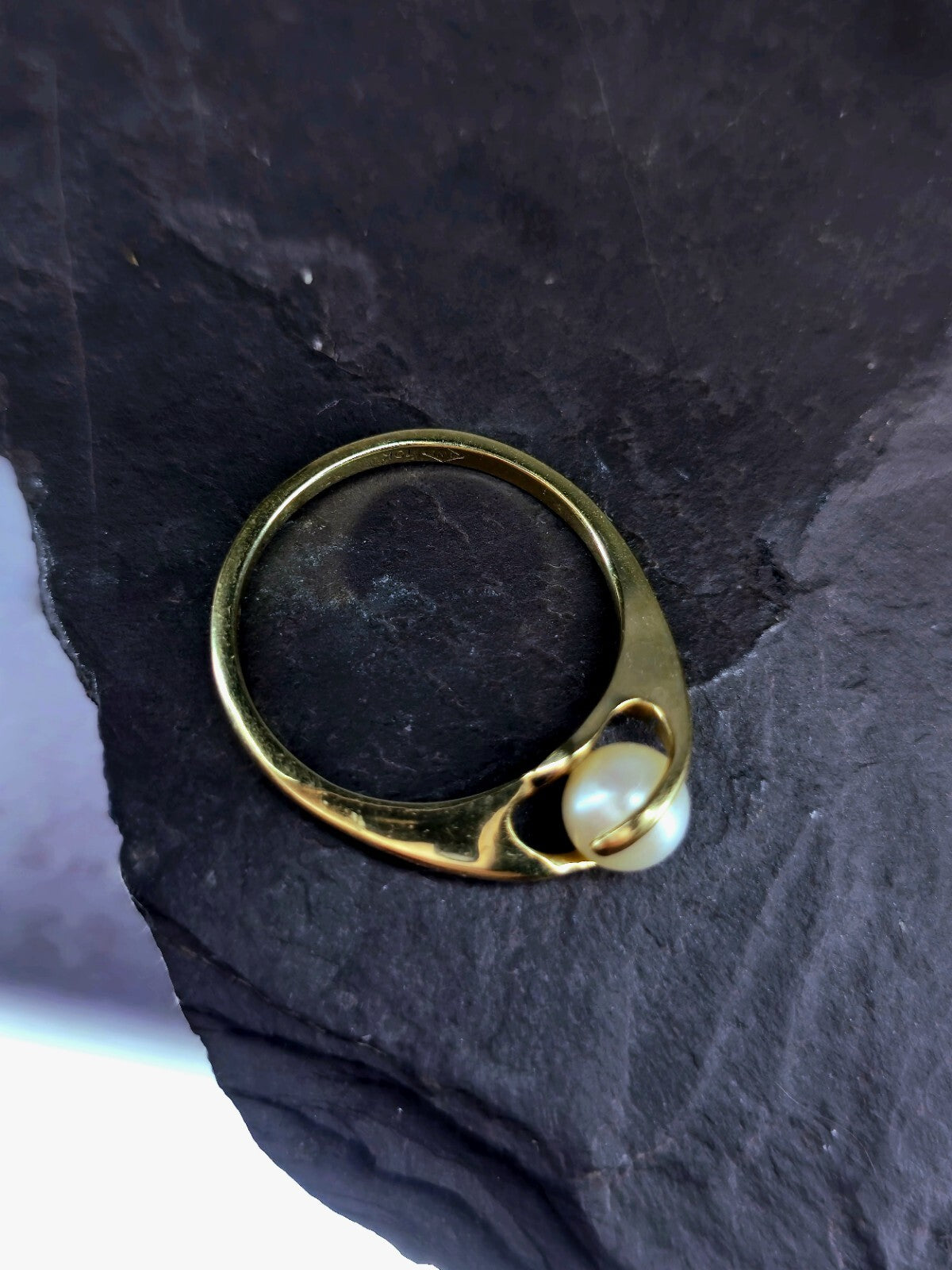 9ct Yellow Gold 6mm Natural Cultured Pearl Ring Twisted Design Setting size N+