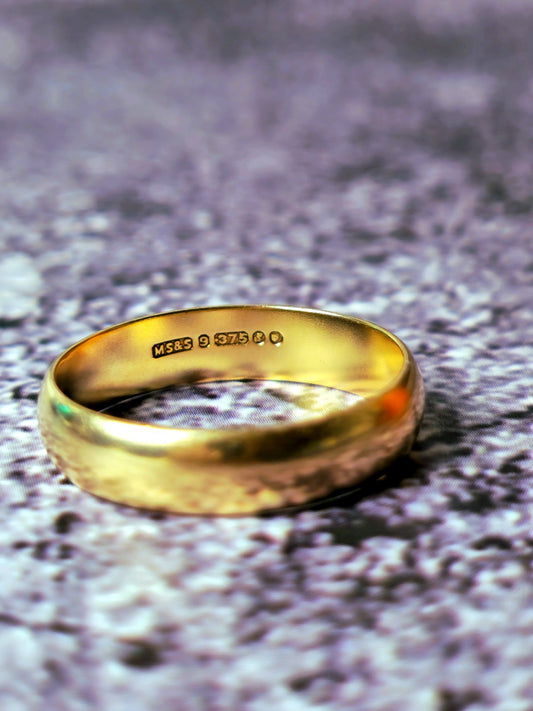 Solid 9ct yellow gold wedding band size P fully hallmarked, 4.5mm wide