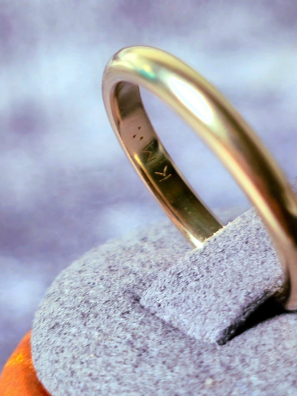 Solid 9ct yellow gold wedding band size J fully hallmarked, 2.5mm wide