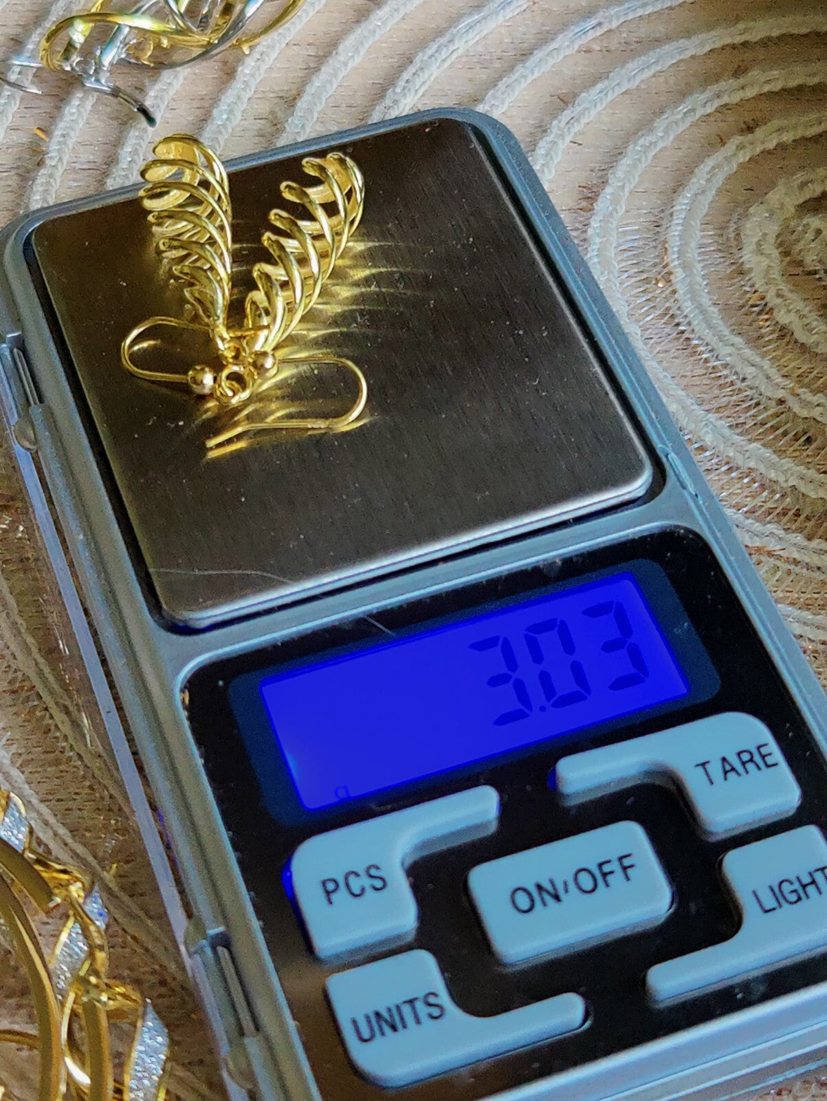 New Solid 9ct Yellow Gold Twisted Drop Earrings Hook Earrings 3 grams