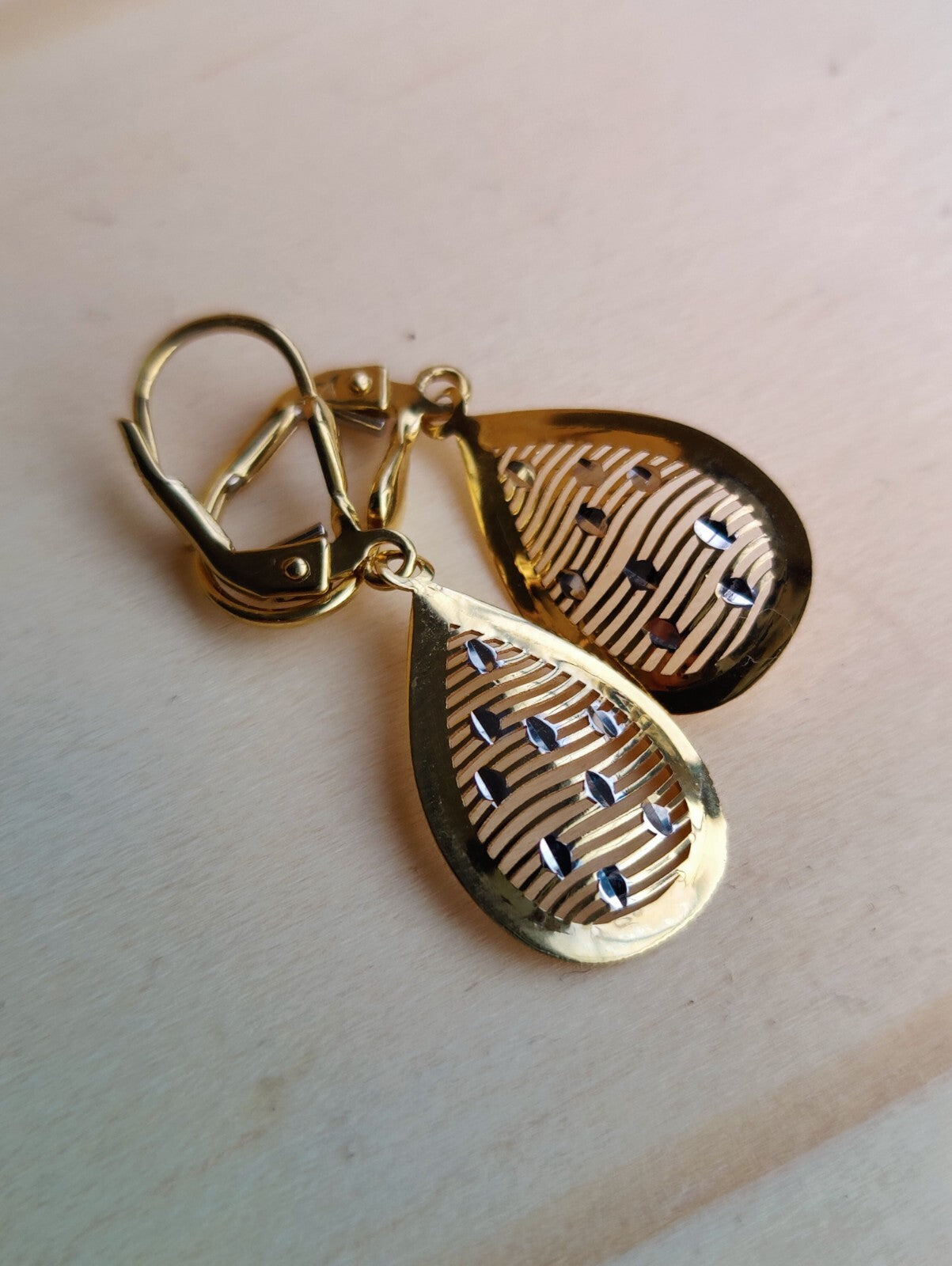 9ct Yellow Gold Drop Dangling Earrings Leverback Hallmarked Pear Shape Lovely