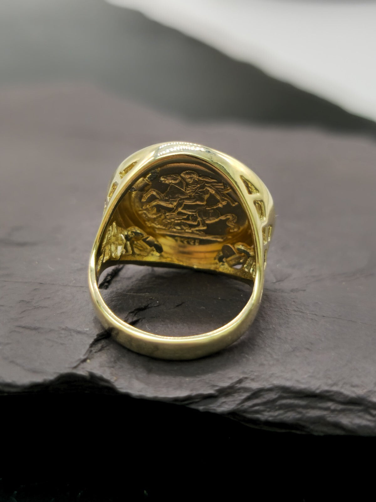 New Solid 9ct Yellow Gold Signet Half Sovereign Coin Ring size K Hallmakerd 19mm