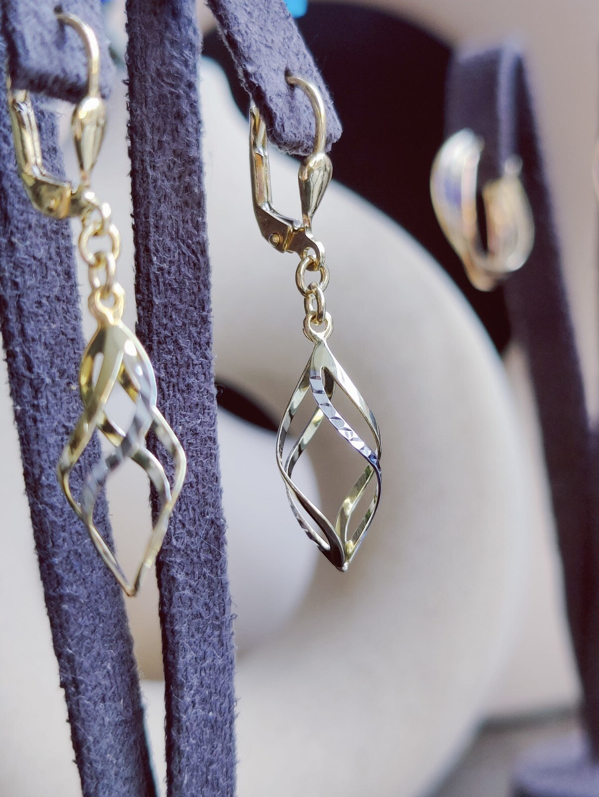Lovely 9ct Solid Yellow/White Gold Drop Earrings Twisted Diamond Cut Lever Back