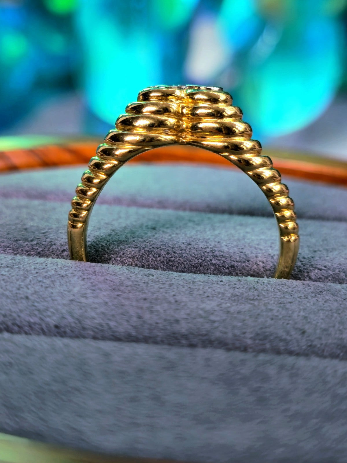 Stunning 18ct Yellow Gold Heart shape with 0.10ct of Diamonds Ring size N+