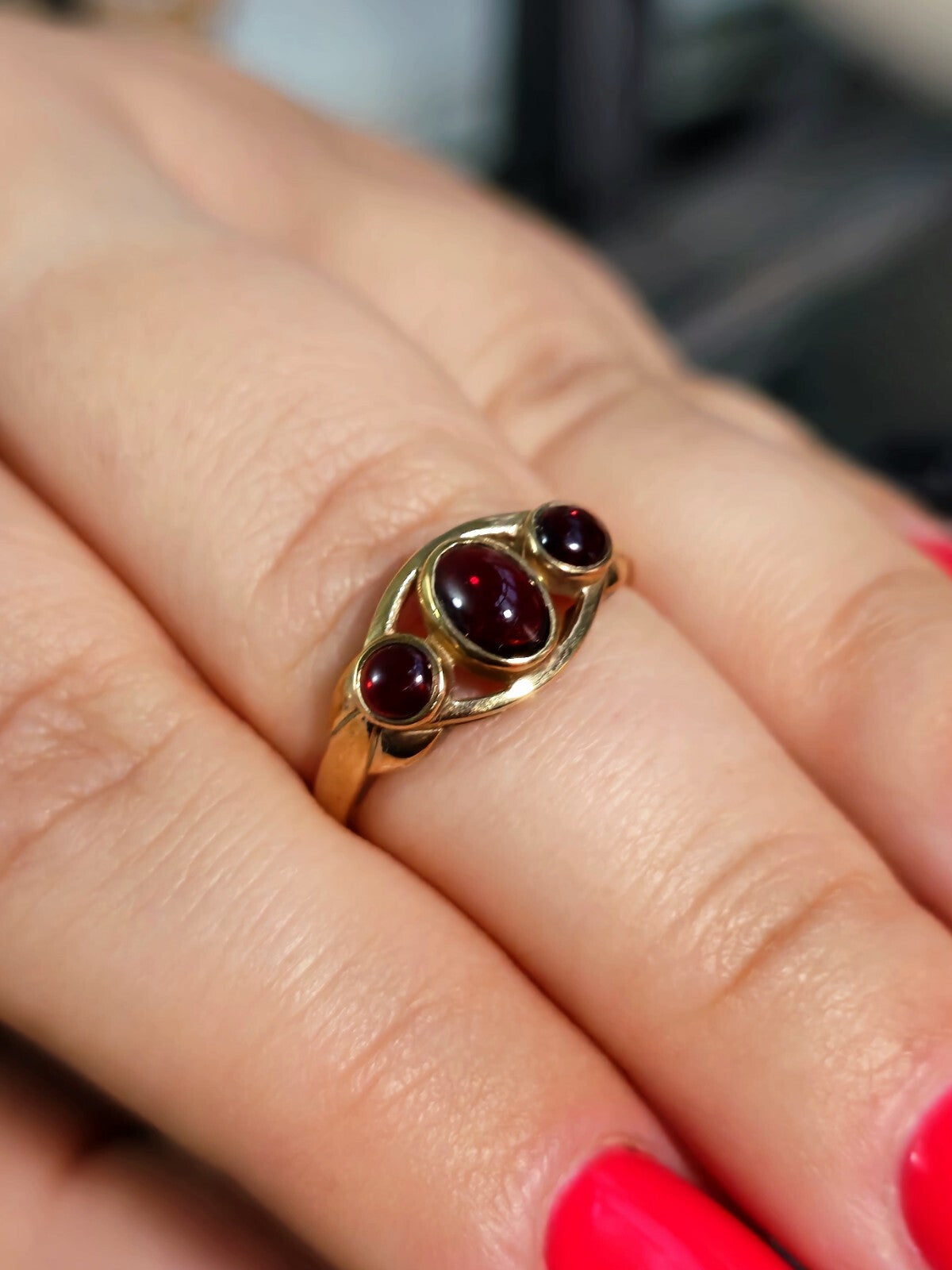 Cute Solid 9ct Yellow Gold Trilogy Garnet Ring Oval Cabochon Three Stone size N+