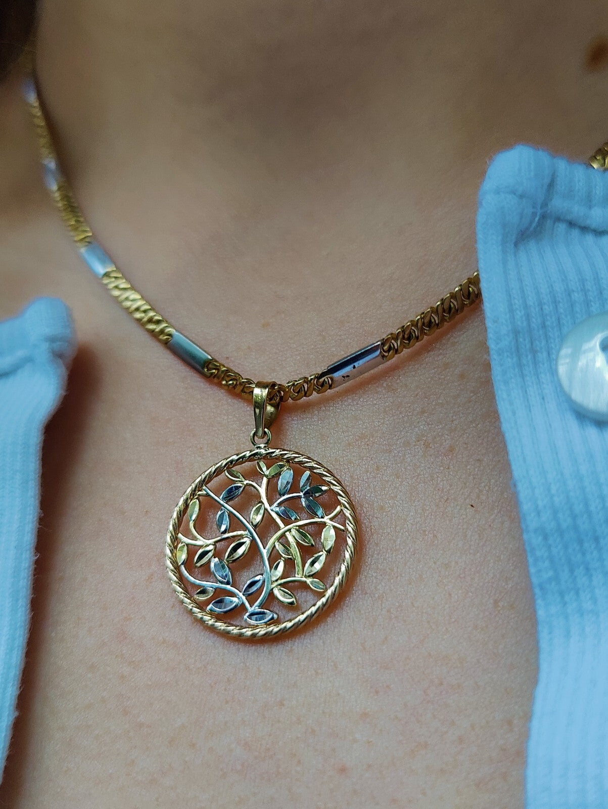 Beautiful Solid Gold 9 Carat Yellow & White Leaf Diamond Cut Pattern Pendant