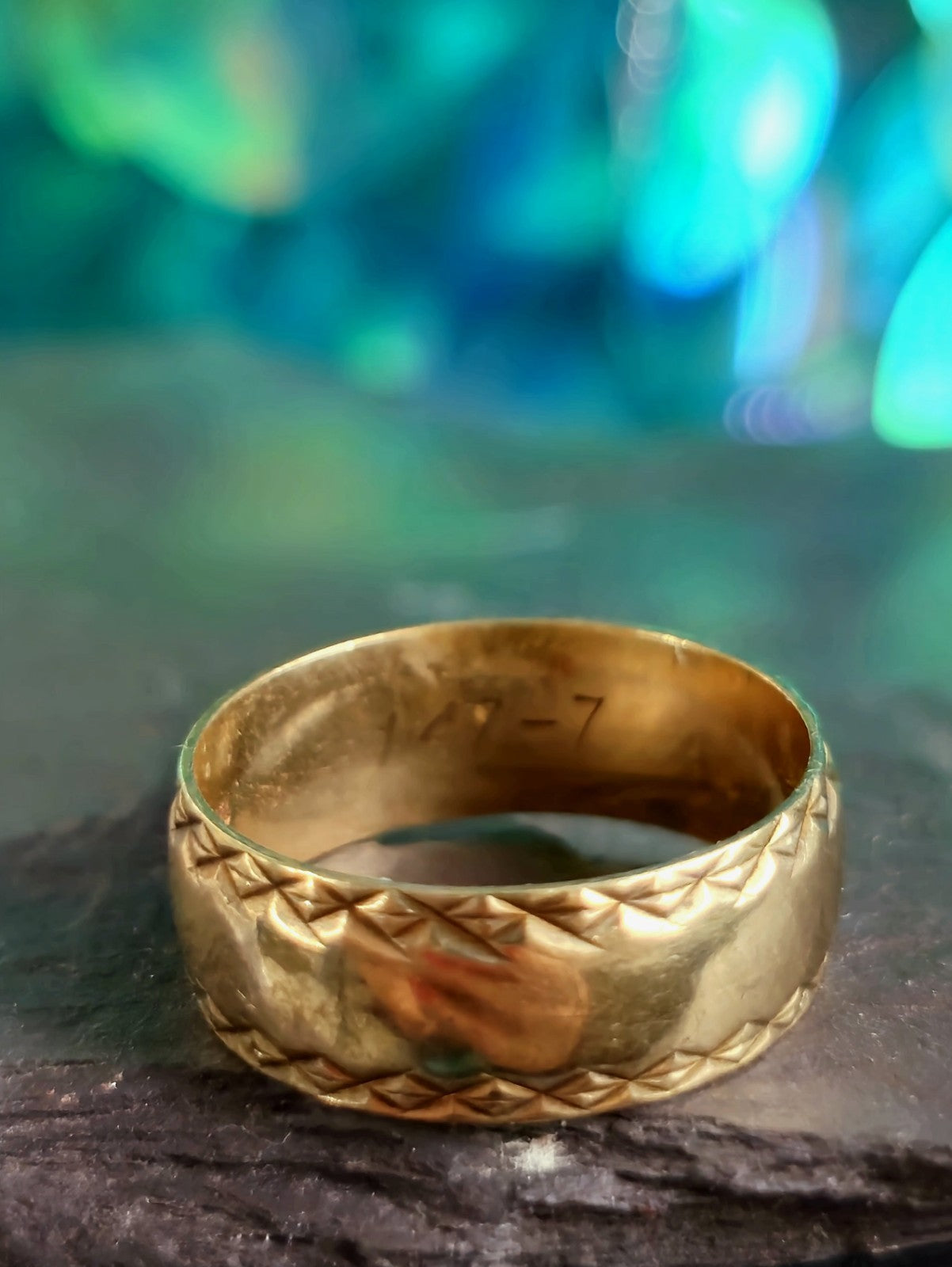 Solid 9ct Yellow Gold Wedding Band Ring with Pattern 7mm wide size: N 4grams