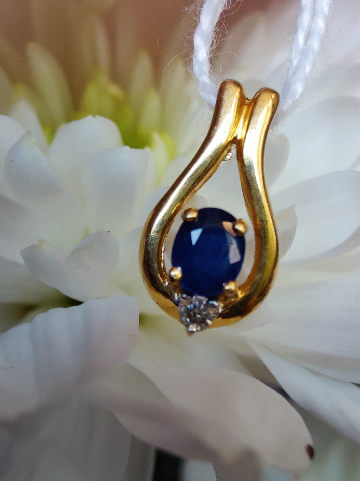 Lovely 18CT GOLD SAPPHIRE AND DIAMOND PENDANT HALLMARKED