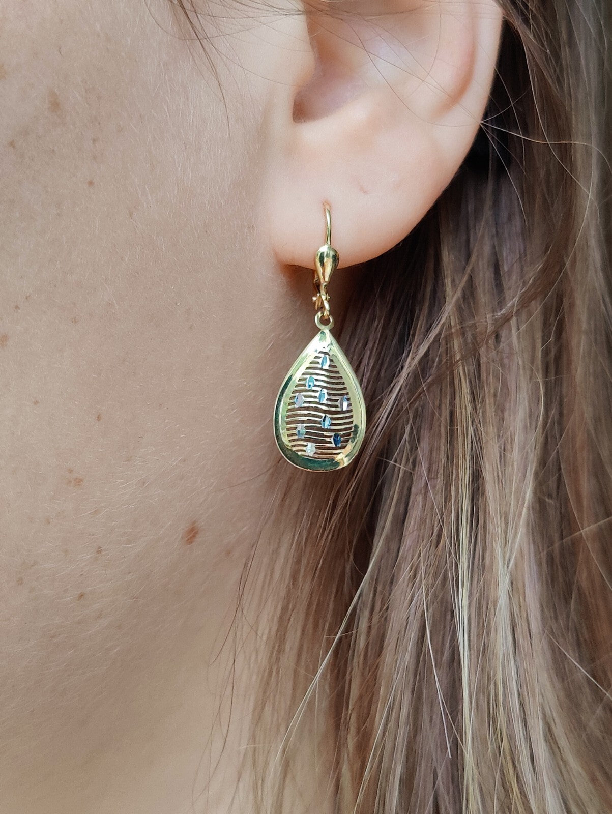 9ct Yellow Gold Drop Dangling Earrings Leverback Hallmarked Pear Shape Lovely
