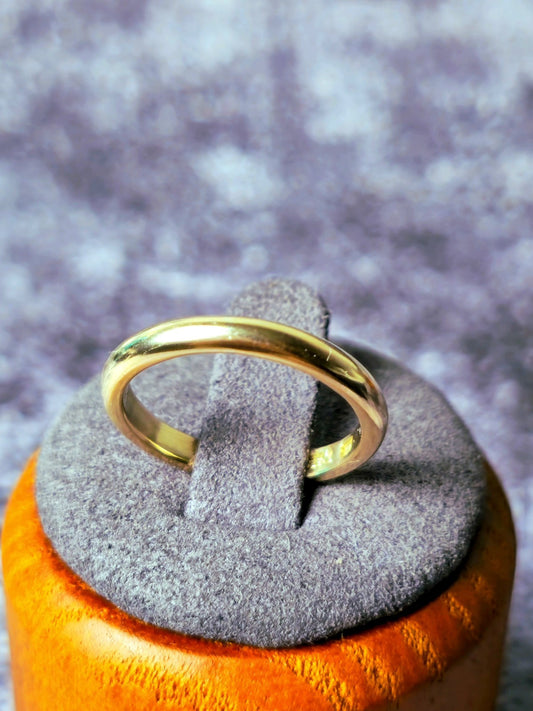Solid 9ct yellow gold wedding band size J fully hallmarked, 2.5mm wide