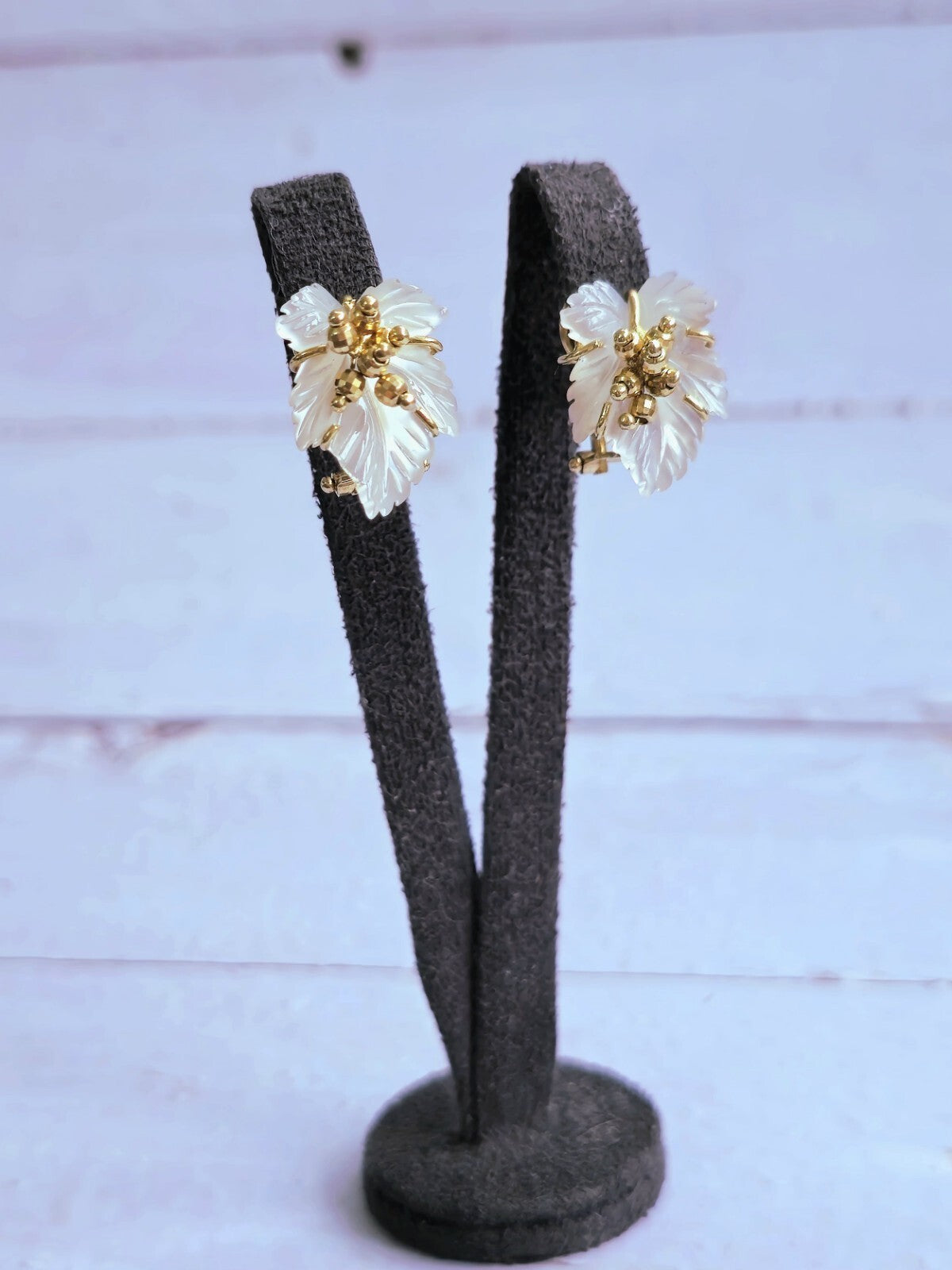 Elegant 18K Yellow Gold Mother Of Pearl Leaf Earrings Studs Omega Clasp Fancy