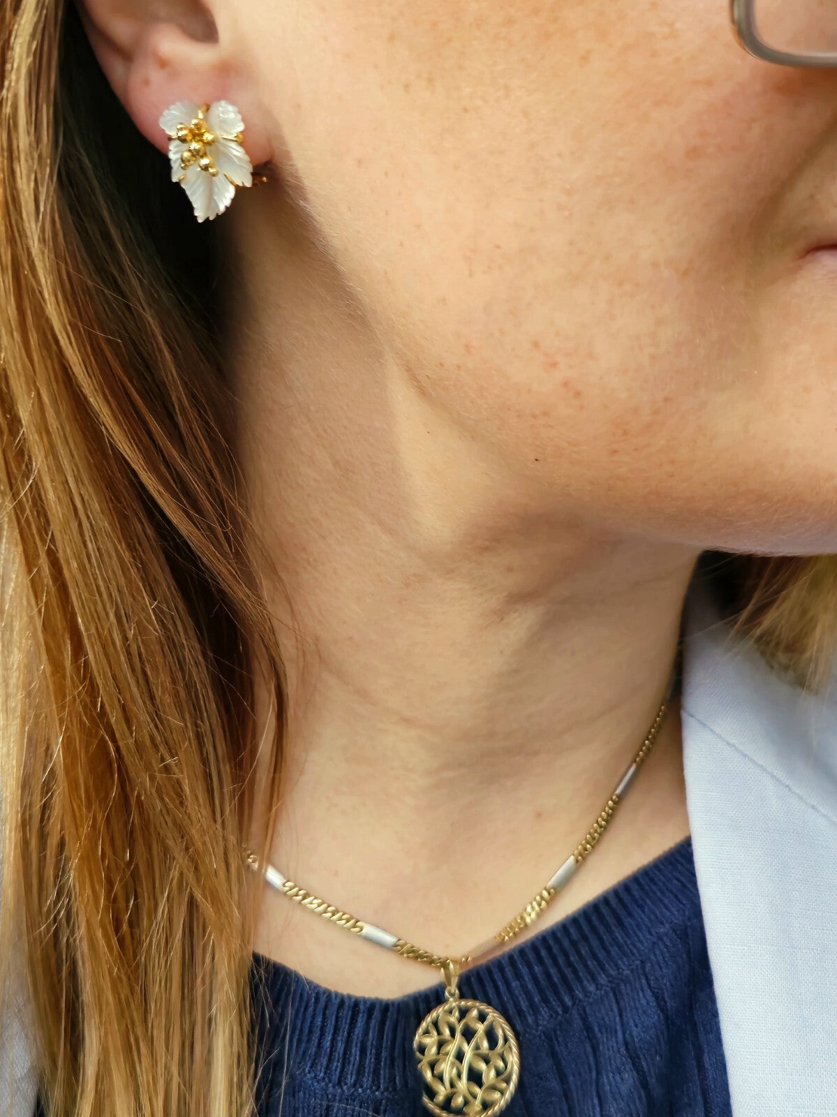 Elegant 18K Yellow Gold Mother Of Pearl Leaf Earrings Studs Omega Clasp Fancy