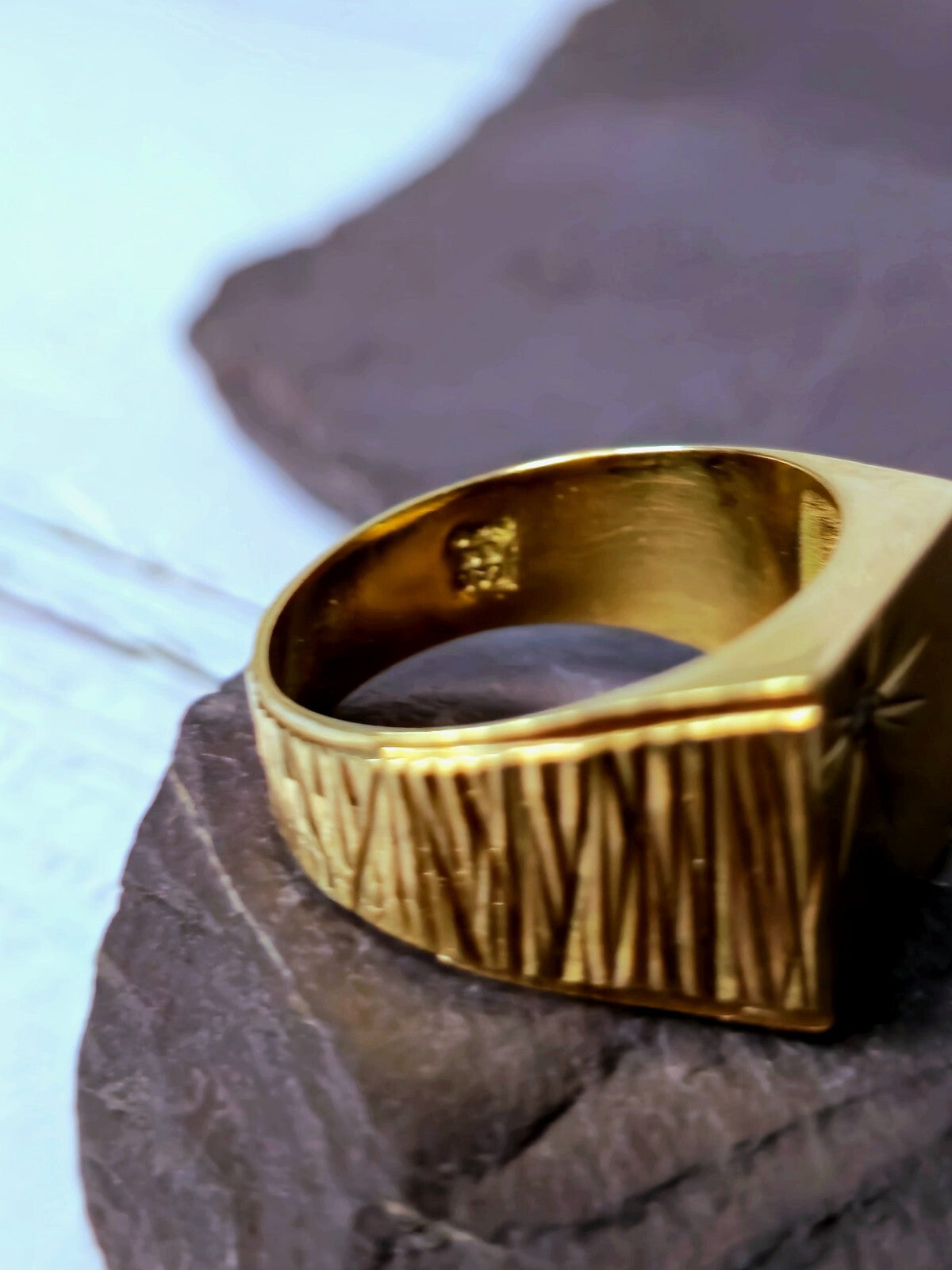 Vintage Solid 9ct Yellow Gold Signet Ring size: T+ Square with Diamond Pattern