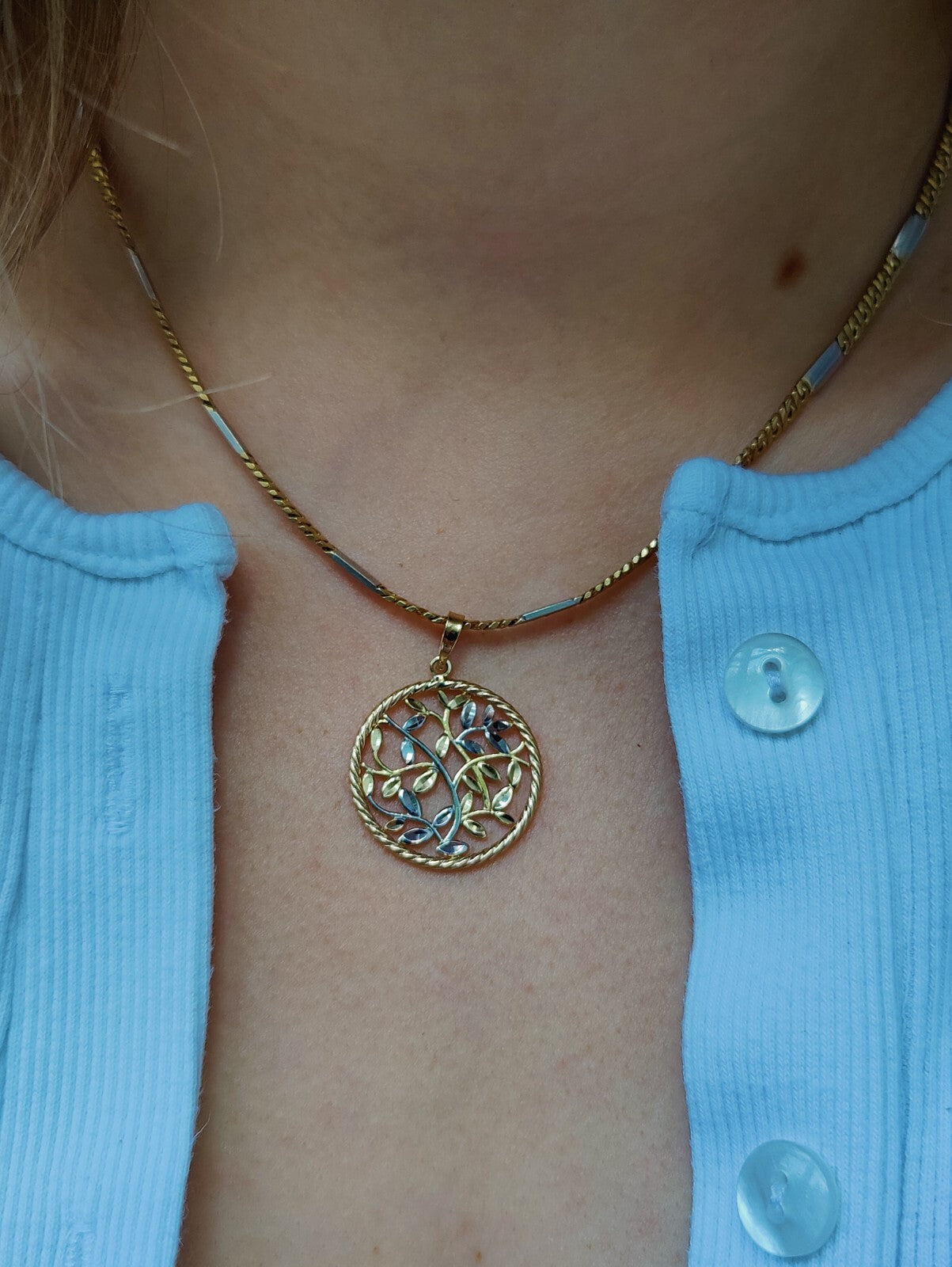 Beautiful Solid Gold 9 Carat Yellow & White Leaf Diamond Cut Pattern Pendant