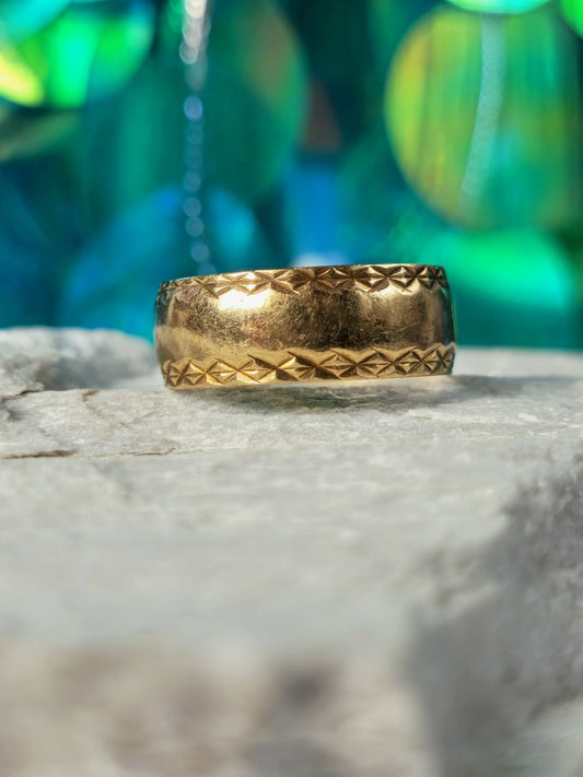 Solid 9ct Yellow Gold Wedding Band Ring with Pattern 7mm wide size: N 4grams