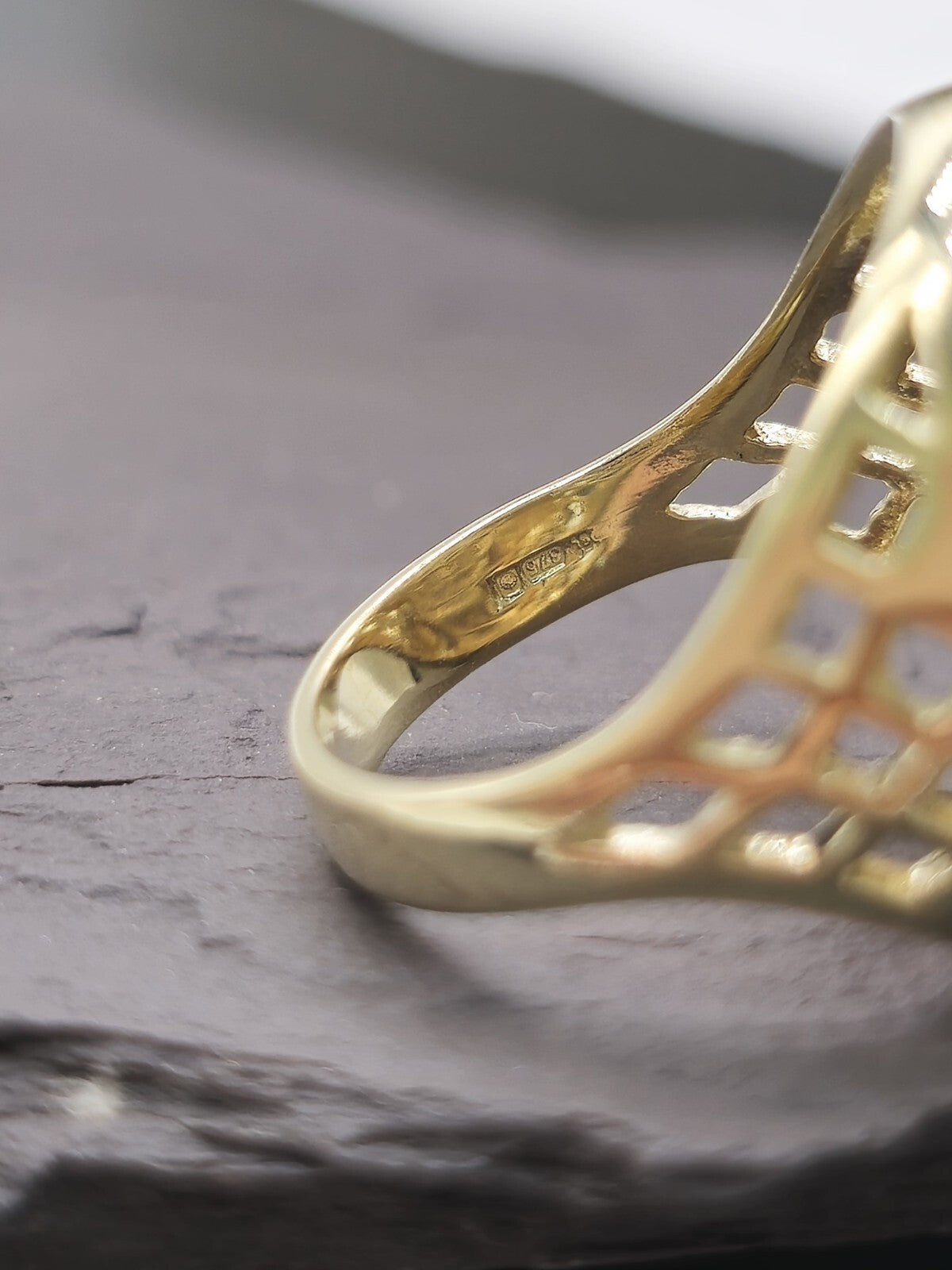 New Solid 9ct Yellow Gold Signet Half Sovereign Coin Ring size K Hallmakerd 19mm