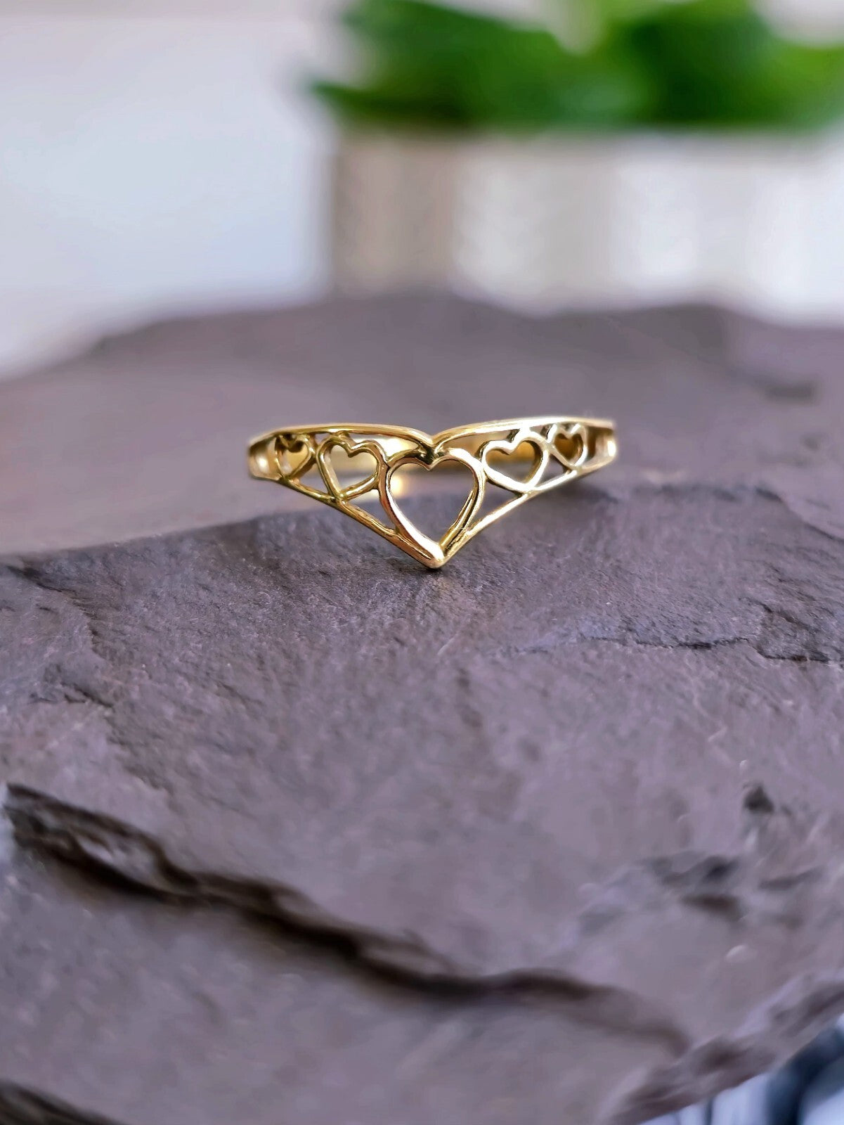 Cute 9ct Yellow Gold Ring With Hearts V Shape Size N Hallmarked