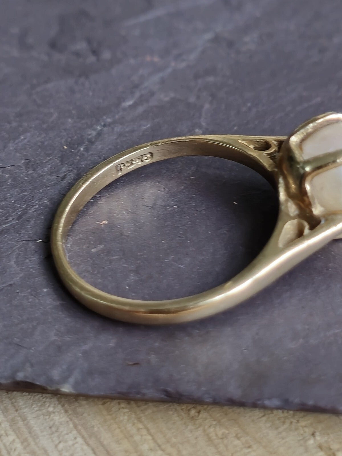 Solid 9ct Yellow Gold Natural Sea Water Pearl Ring Claw Set size M Hallmarked