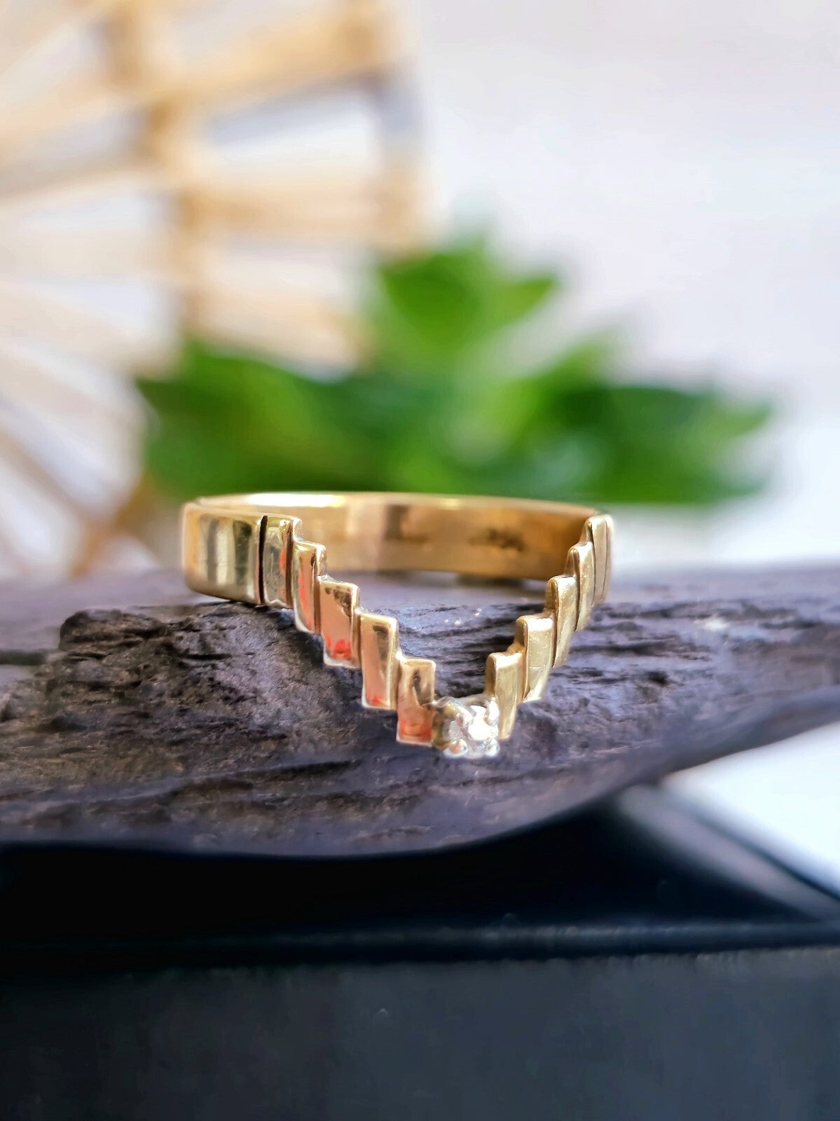 Lovely 9ct Yellow Gold V Shape Ring With Diamond Size P 4mm Band Hallmarked