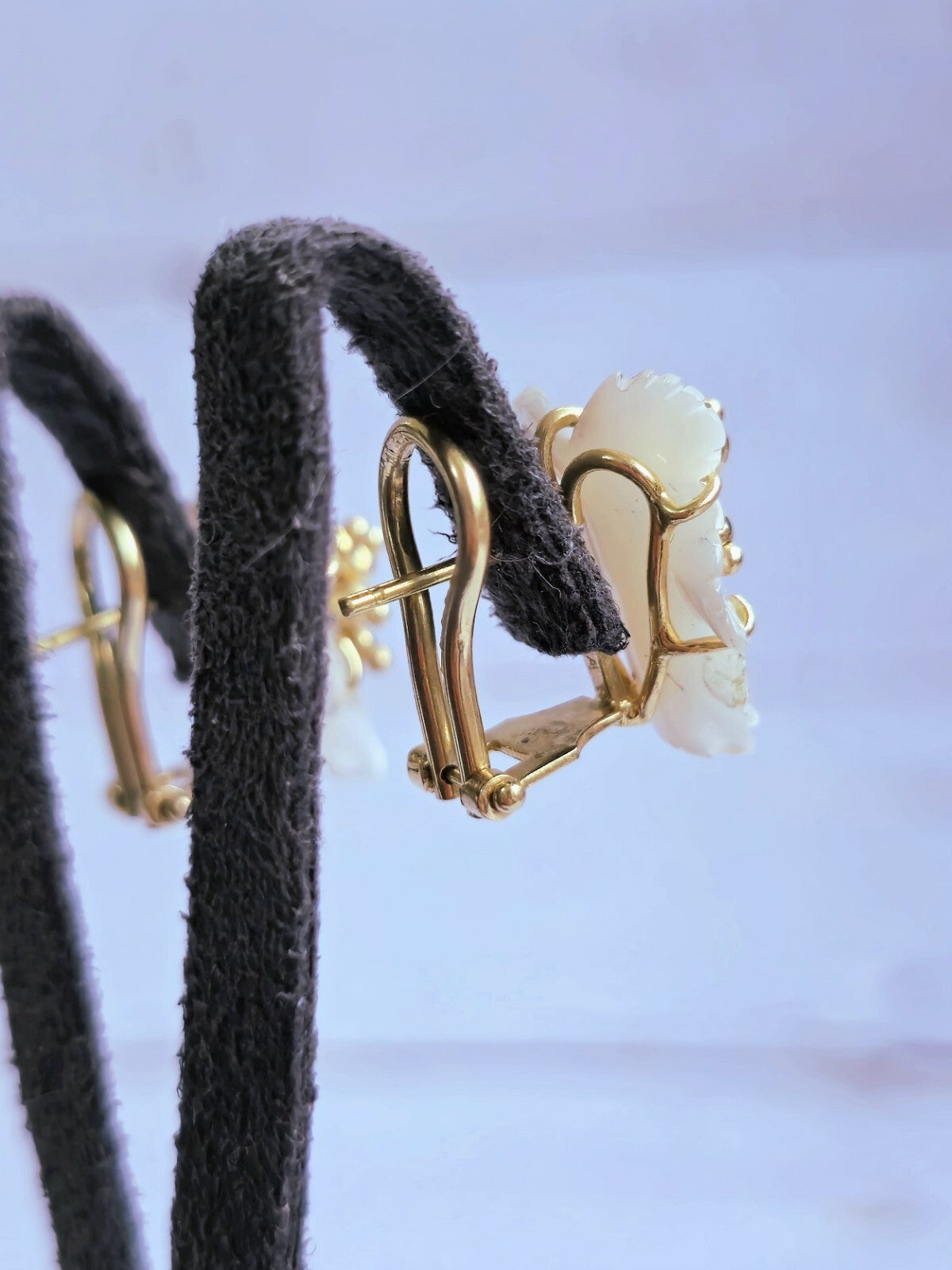 Elegant 18K Yellow Gold Mother Of Pearl Leaf Earrings Studs Omega Clasp Fancy