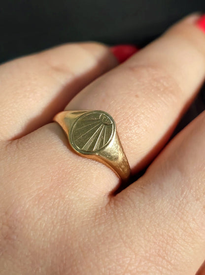 Vintage Solid 9ct Yellow Gold Oval Signet Ring size: P+ Sunburst Pattern 2.3g