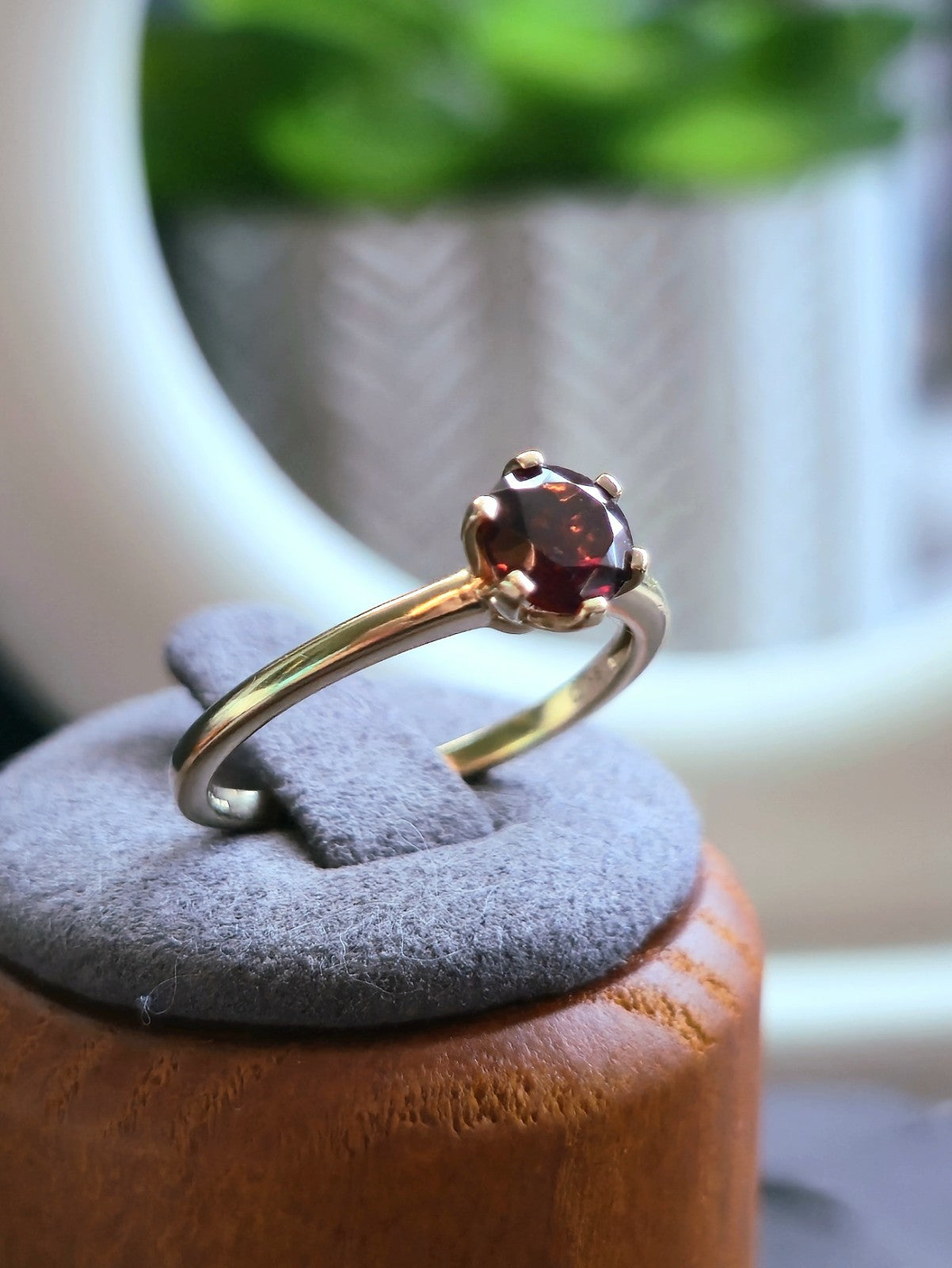 Cute Solid 9ct Yellow Gold Garnet Solitaire Ring 6 Claw Set size Q Hallmarked